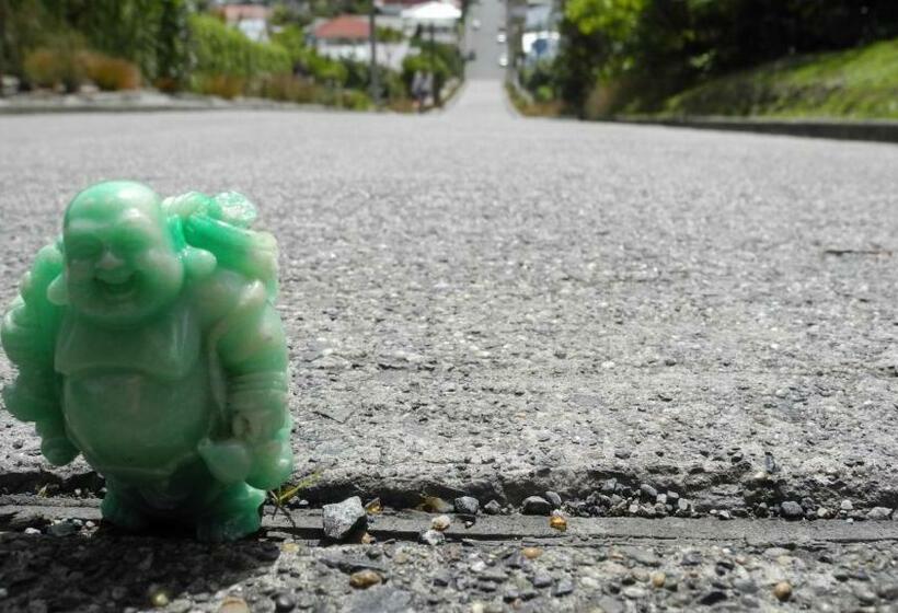 غرفة قياسية مطلة على الجبل, Sleep On The Steepest Street In The World!