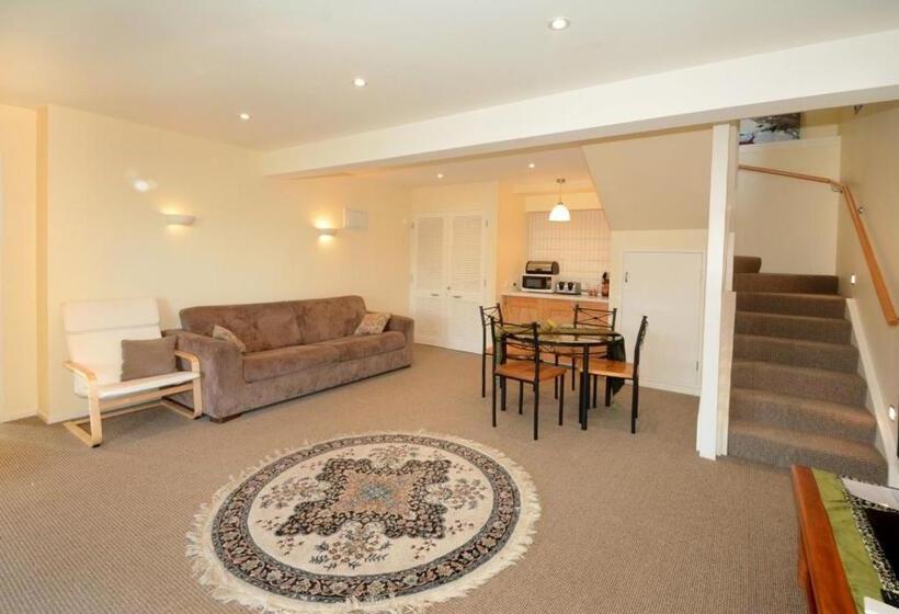 غرفة قياسية مطلة على الجبل, Sleep On The Steepest Street In The World!