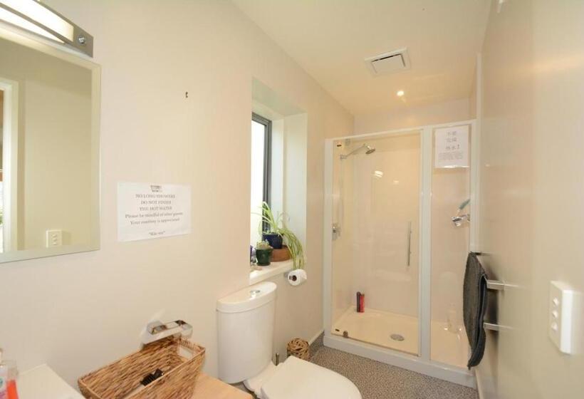 غرفة قياسية مطلة على الجبل, Sleep On The Steepest Street In The World!