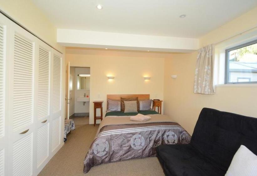 غرفة قياسية مطلة على الجبل, Sleep On The Steepest Street In The World!