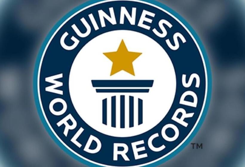 غرفة قياسية مطلة على الجبل, Sleep On The Steepest Street In The World!