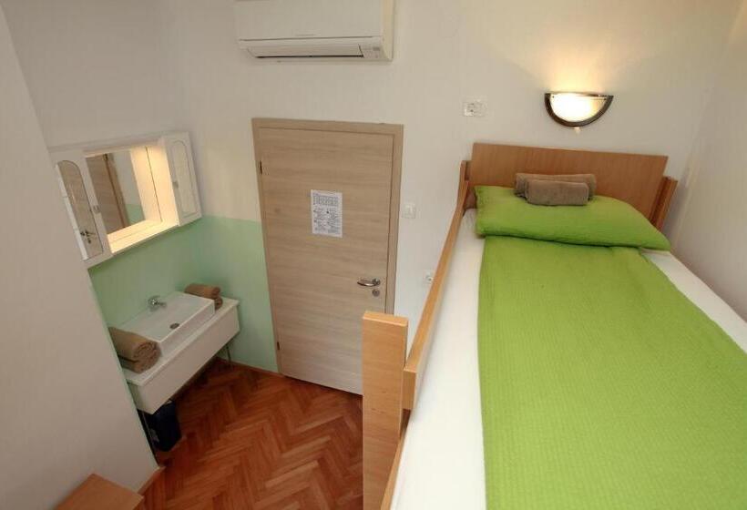 اتاق استاندارد سه نفره, Hostel Soline