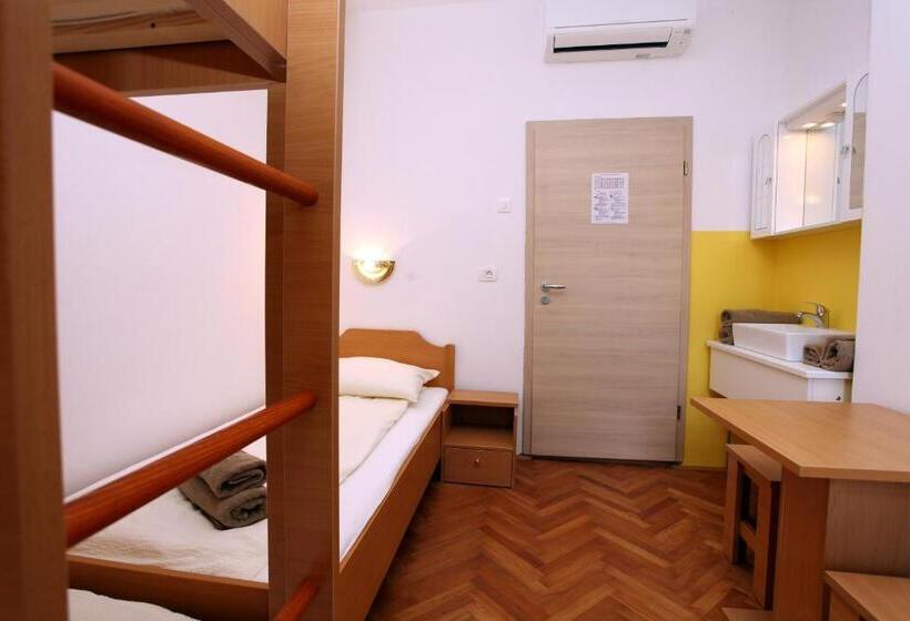 اتاق استاندارد سه نفره, Hostel Soline