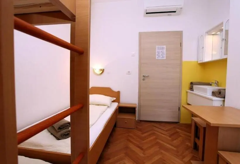 اتاق استاندارد سه نفره, Hostel Soline