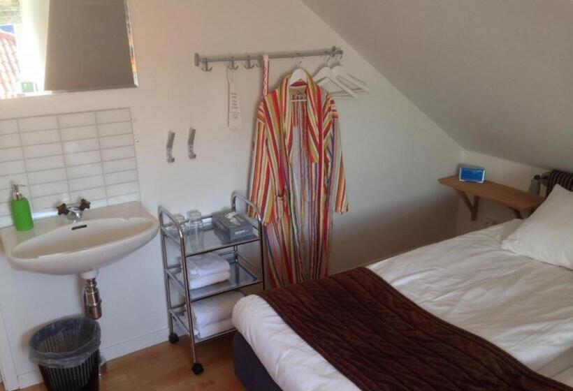 חדר מוזל מקלחת משותפת, Villa Ingrid