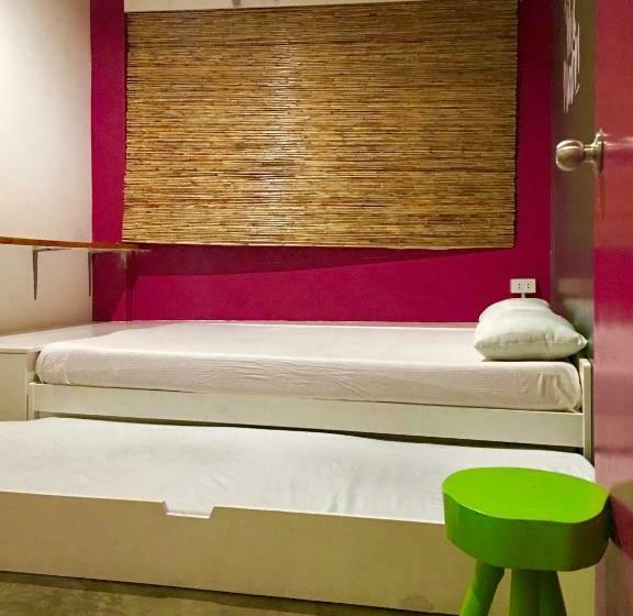 经济房, Moon Fools Hostel
