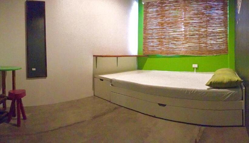 经济房, Moon Fools Hostel