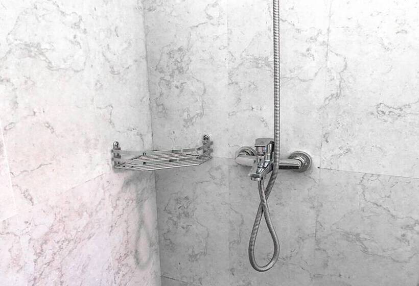 家庭间, Adisa Homestay