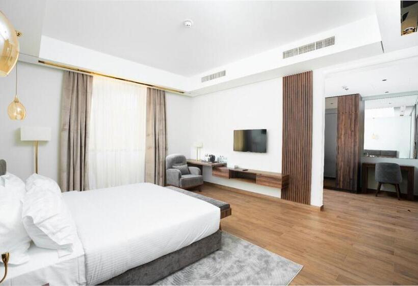 سوئیت با تخت بزرگ, Akasiya