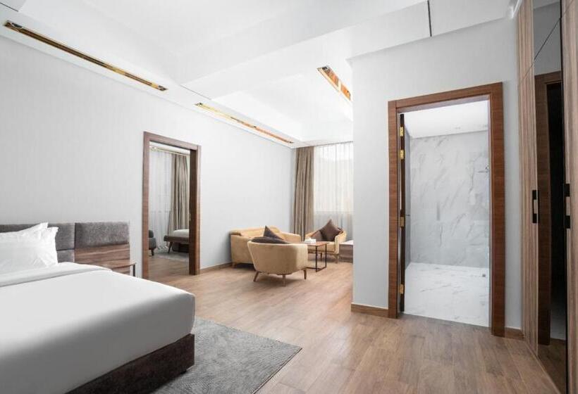 سوئیت با تخت بزرگ, Akasiya