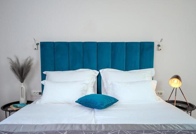 استودیو استاندارد با چشم‌انداز استخر, Sol