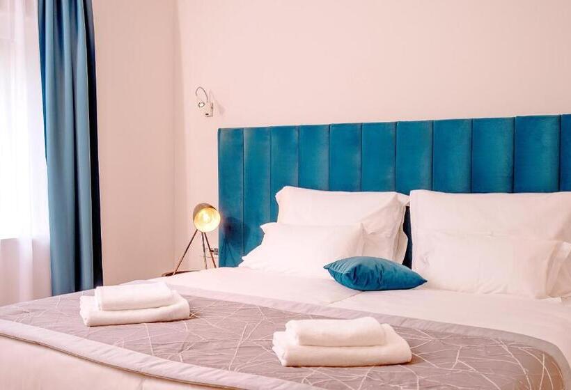 استودیو استاندارد با چشم‌انداز استخر, Sol