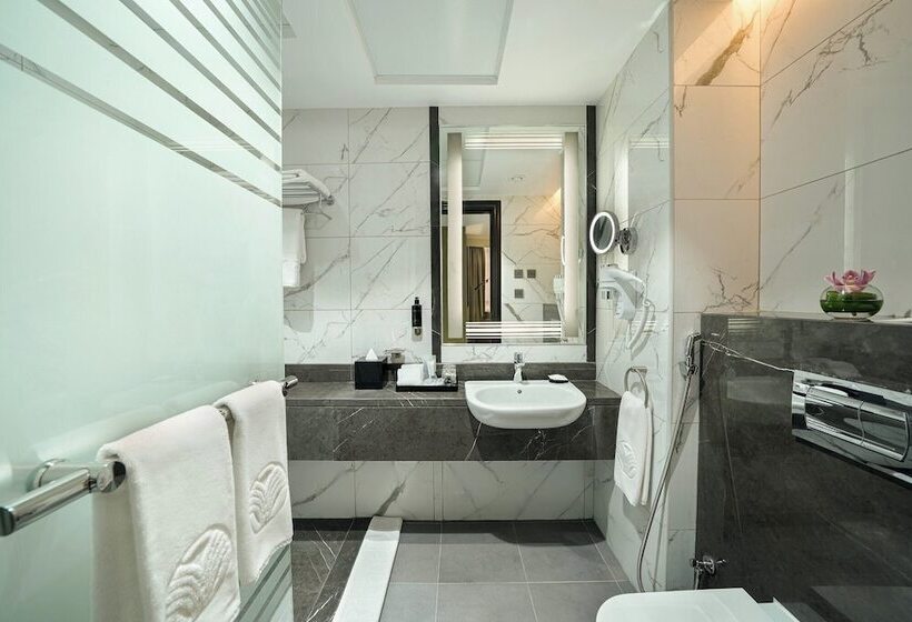 חדר סטנדרטי לשלושה עם נוף, Rotana Al Manakha Madinah