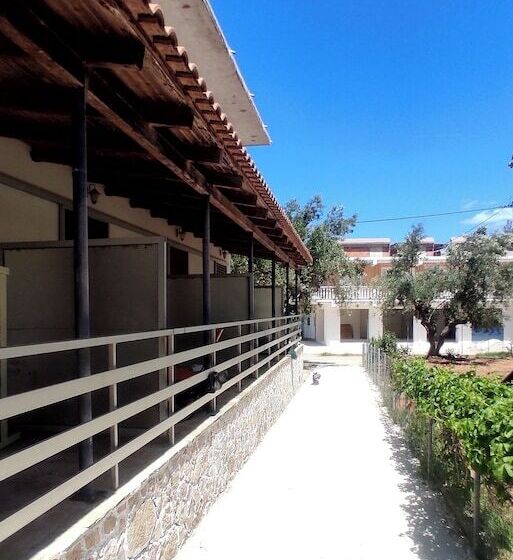 اتاق ساده سه‌ نفره, Karavaki Apartments