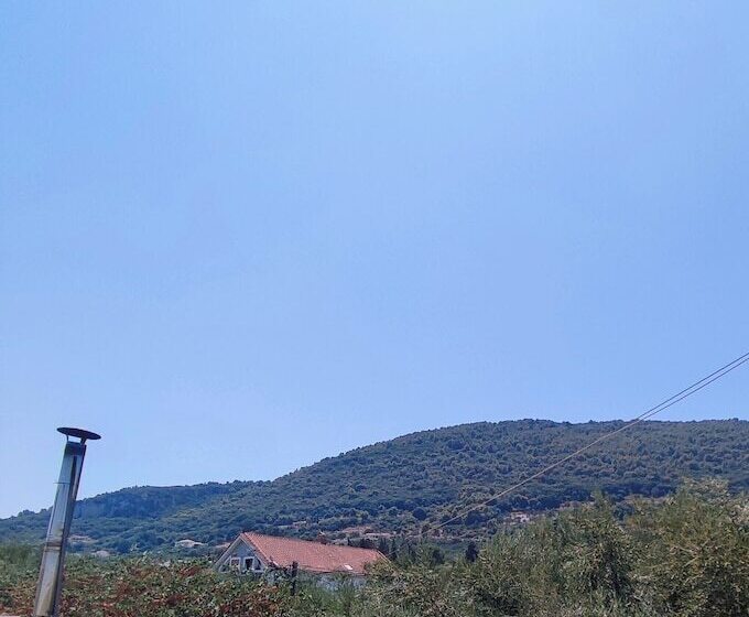 اتاق ساده سه‌ نفره, Karavaki Apartments