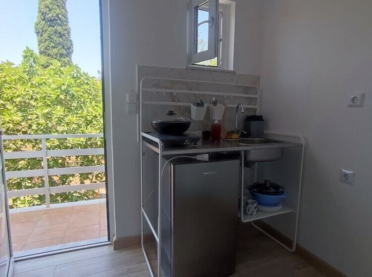 اتاق ساده سه‌ نفره, Karavaki Apartments