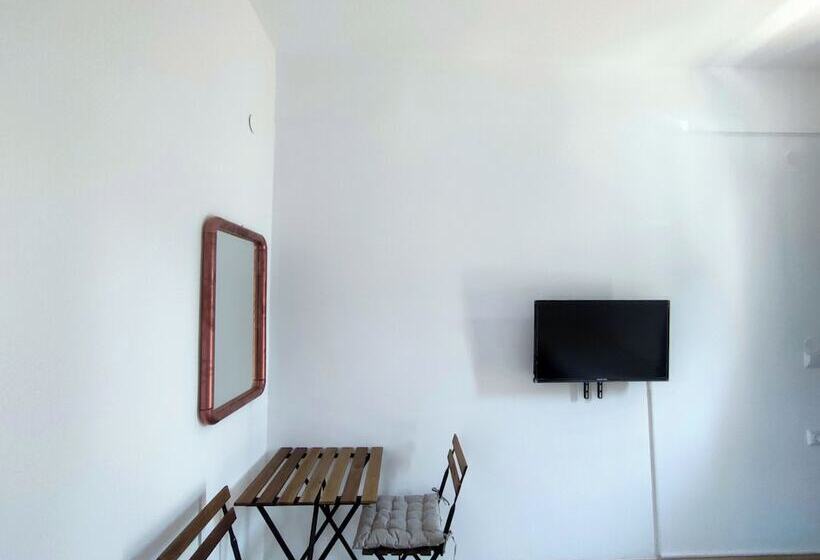 اتاق ساده سه‌ نفره, Karavaki Apartments