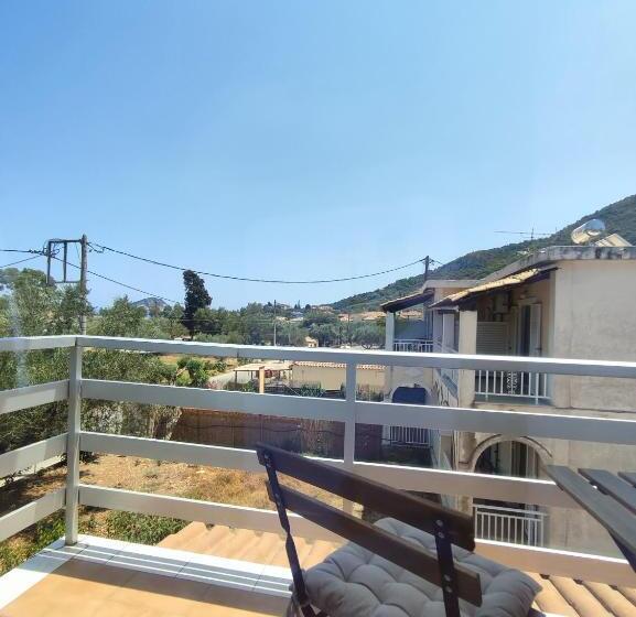 اتاق راحتی سه تخته, Karavaki Apartments