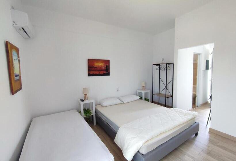 اتاق راحتی سه تخته, Karavaki Apartments