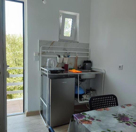 اتاق راحتی سه تخته, Karavaki Apartments