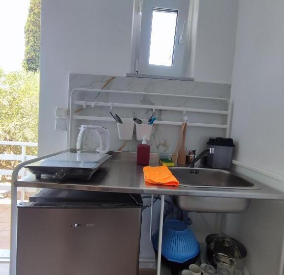 اتاق راحتی سه تخته, Karavaki Apartments