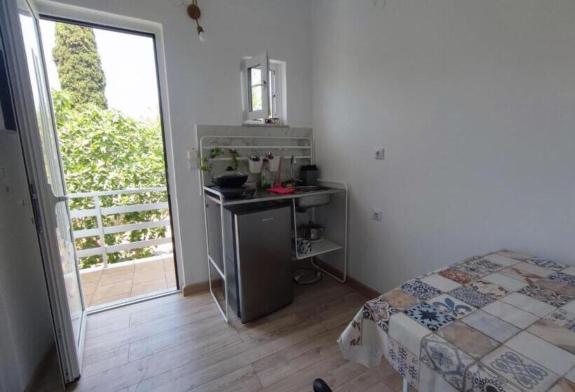 اتاق ساده سه‌ نفره, Karavaki Apartments