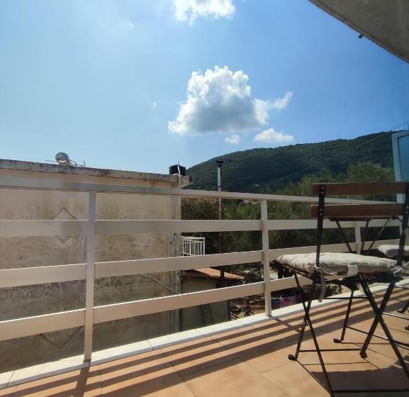 اتاق ساده سه‌ نفره, Karavaki Apartments