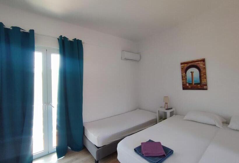 اتاق ساده سه‌ نفره, Karavaki Apartments