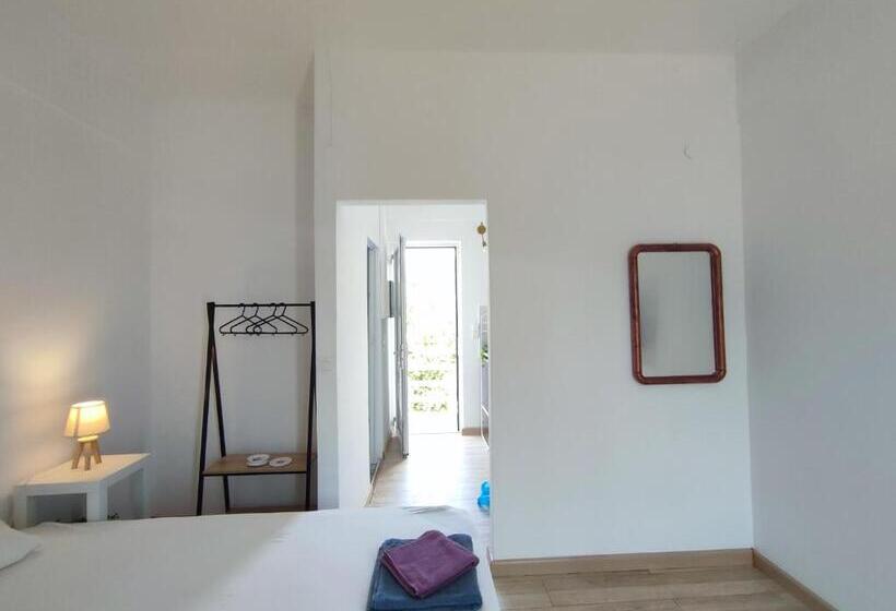 اتاق ساده سه‌ نفره, Karavaki Apartments