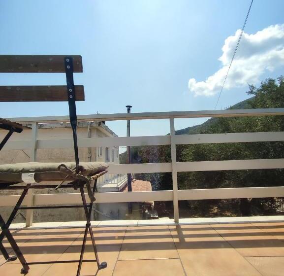 اتاق کلاسیک سه تخته, Karavaki Apartments