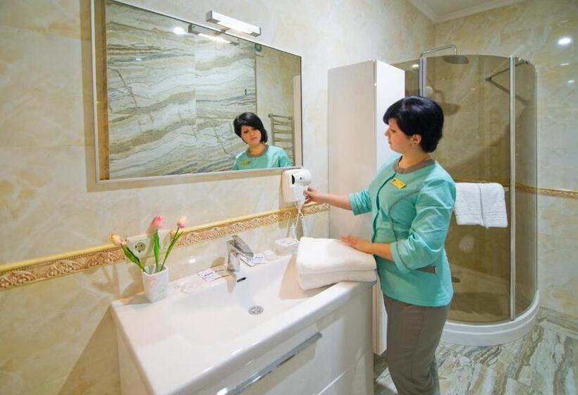 اتاق لوکس, Dianna