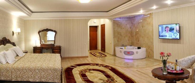 اتاق لوکس, Dianna