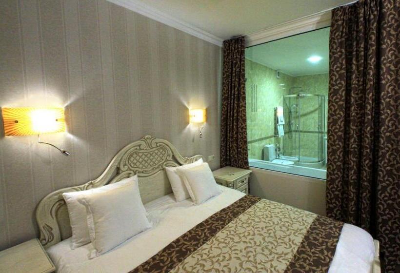 سوئیت با بالکن, Dianna