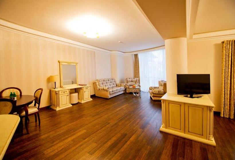 سوئیت با بالکن, Dianna