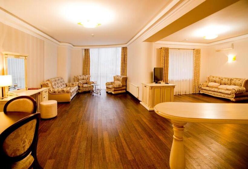 سوئیت با بالکن, Dianna