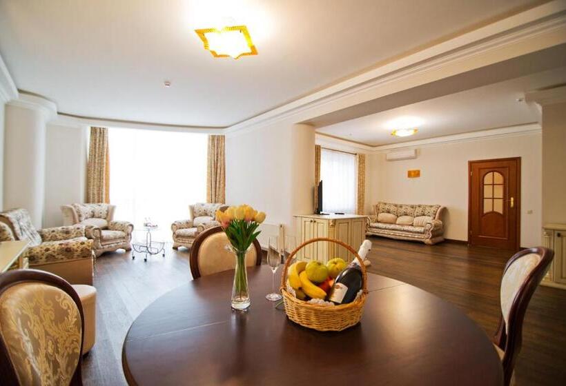 سوئیت با بالکن, Dianna