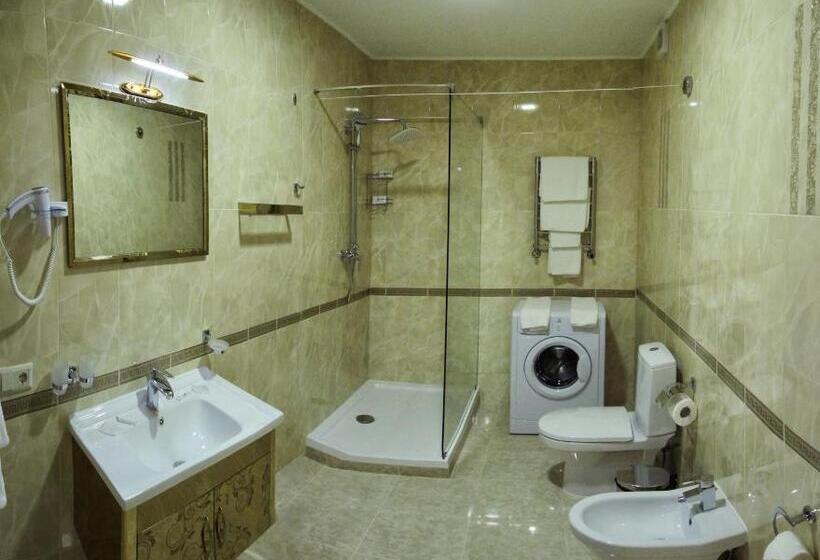 اتاق لوکس, Dianna