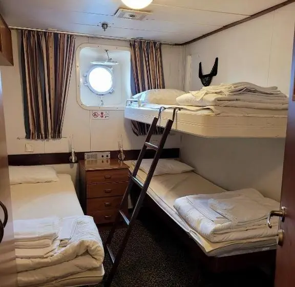 スタンダードトリプルルーム, Laivahostel S/s Bore