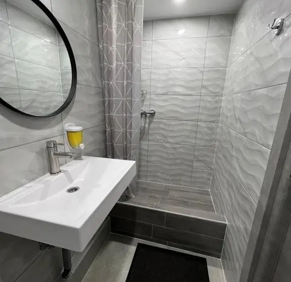 Standard Yhden Hengen Huone, Avto Spa