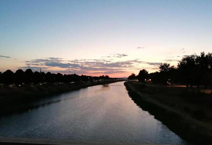 اتاق استاندارد, The Hamilton House