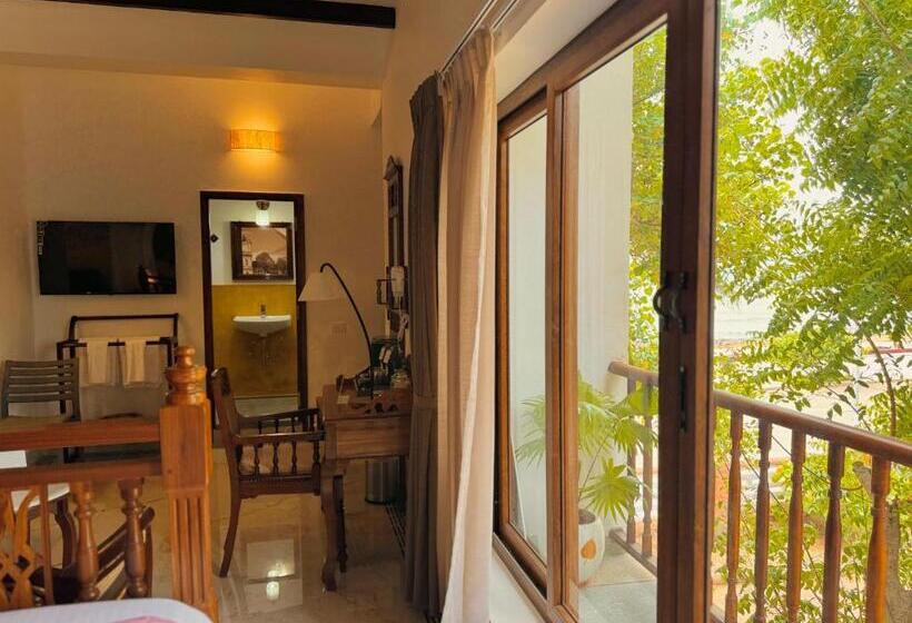 חדר דלוקס עם מרפסת נוף לים, La Plage Seaview Suites