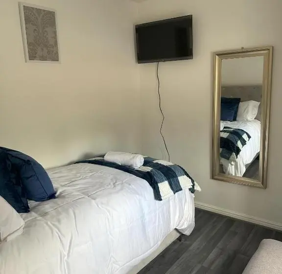 バスルーム共有のシングルスタンダード, Lavish 3 Story House With Full Of Comfort
