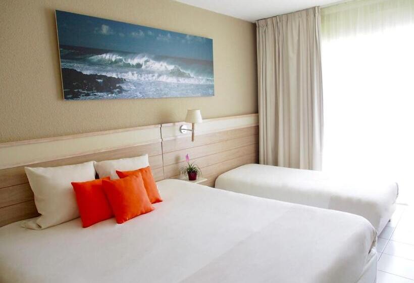 اتاق استاندارد سه نفره, Relais De L’hermitage Saint Gilles