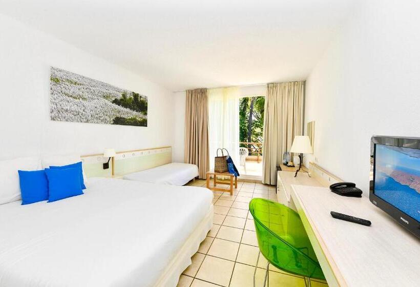 اتاق استاندارد سه نفره, Relais De L’hermitage Saint Gilles