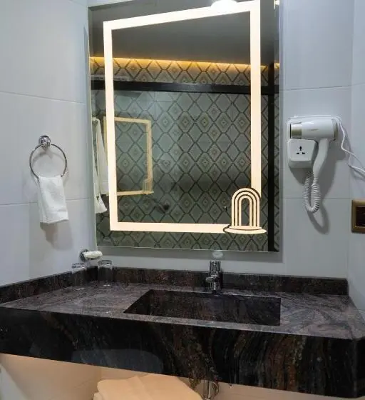 اتاق لوکس خانوادگی, Illampu Art Boutique