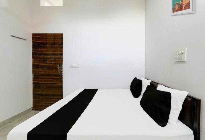 トリプルクラシックルーム, Oyo Kn Guest House