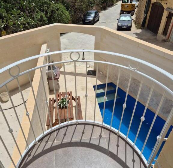 اتاق خانوادگی, Hacienda Farmhouse By The Nest