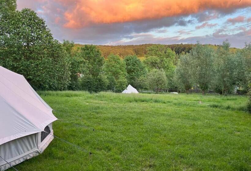 Standard Tent, Hierberg