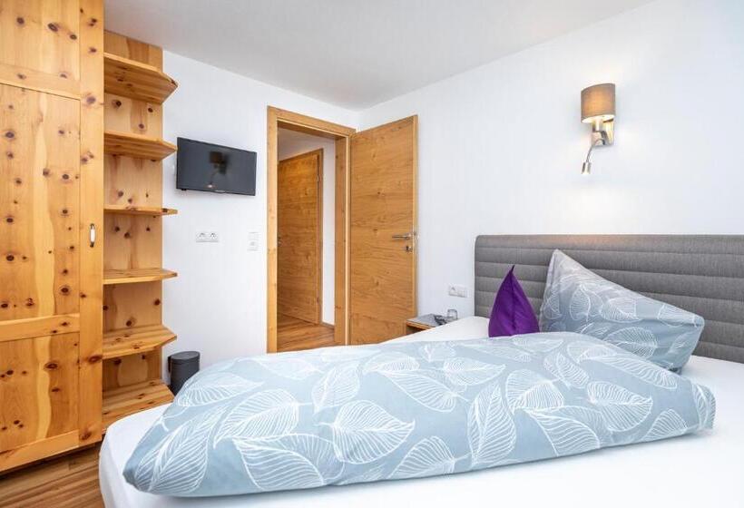 Family Room, D Hoamatliab