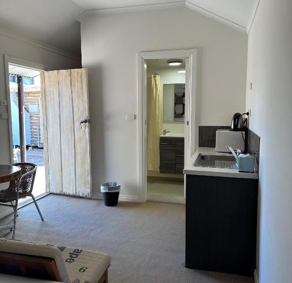 标准间, Parachilna Overflow Accommodation